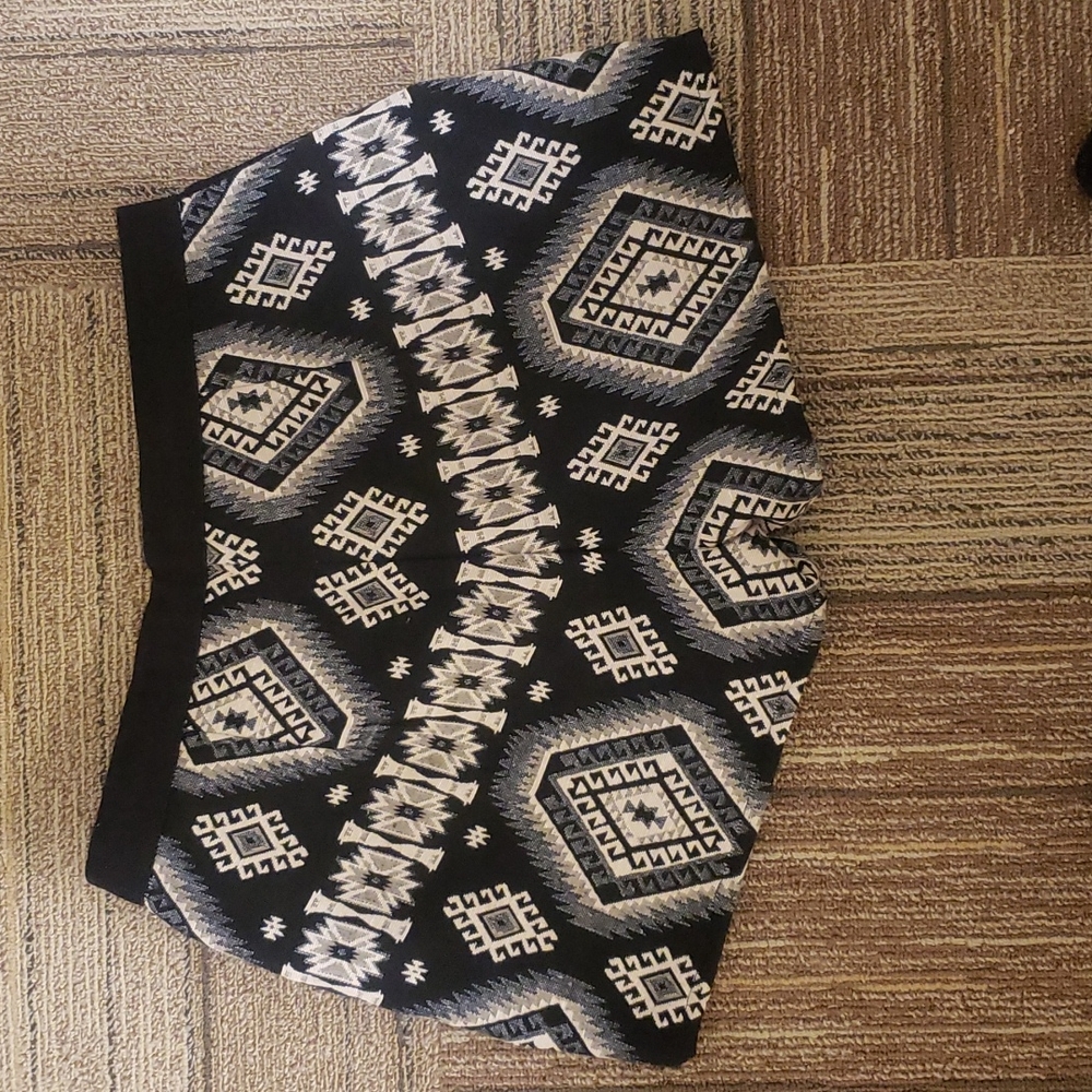 HI SUMMER!!🌼🌻 SUFARHILL BOUTIQUES AZTEC PATTERNED SHORTS - Picture 4 of 4